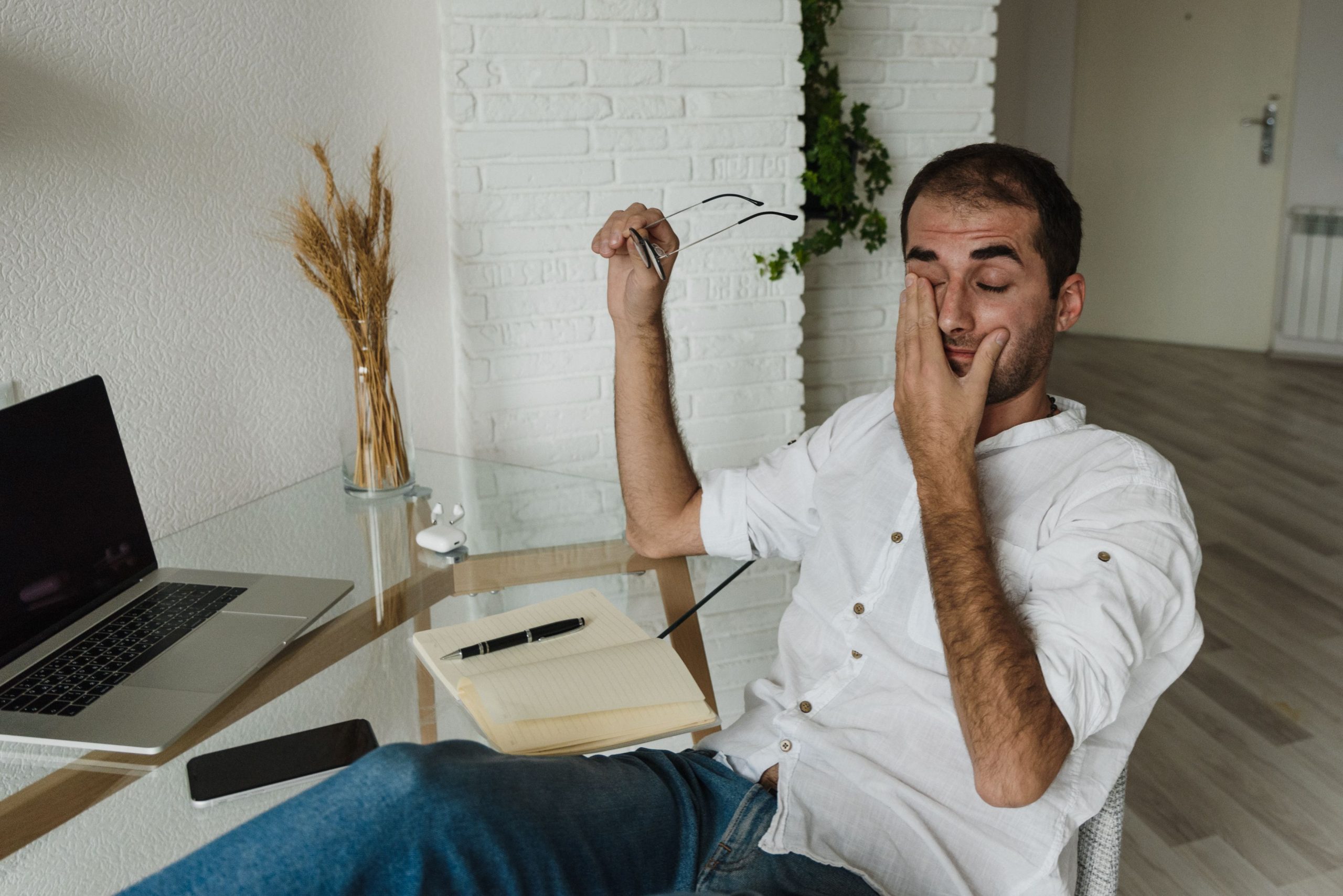 Screen Time and Digital Eye Strain: The 20-20-20 Rule